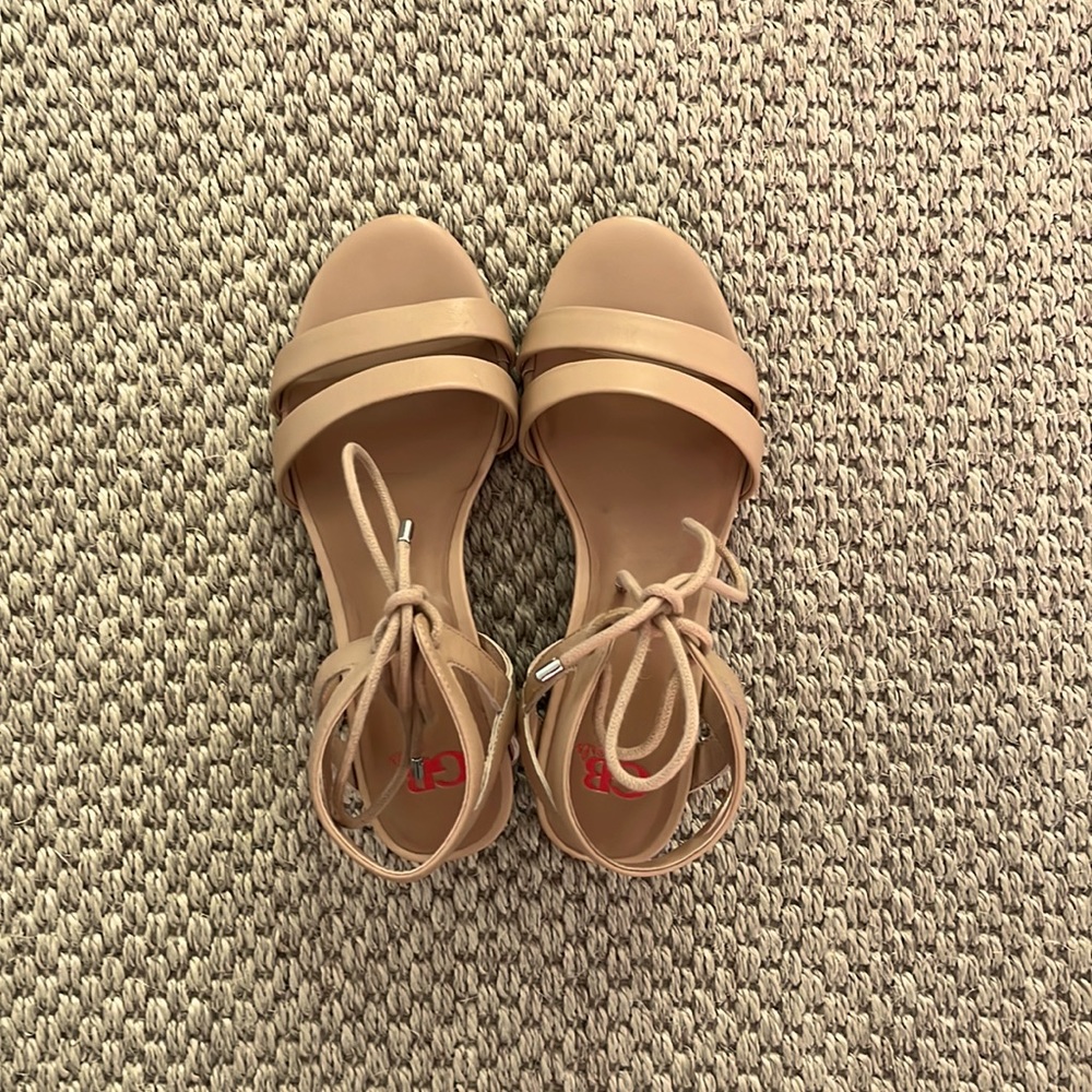 Girls Gianni Bini Sandal Heels with laces. Girls Size 4. Tan Color.